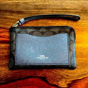Coach wallet. Good condition. No longer use it. Measures L: 6” X W: 4”.
